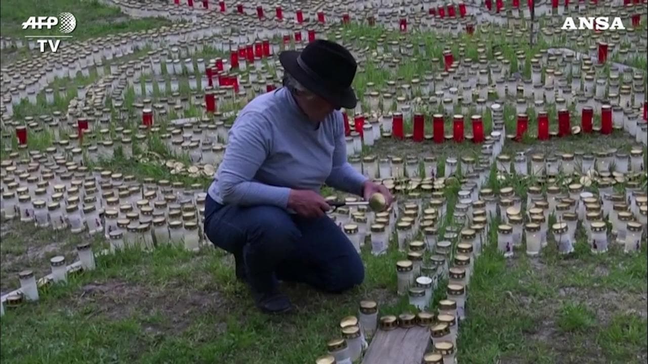 Coronavirus, una luce per ogni vittima: in Germania Gertrud accende 8 mila candele in giardino