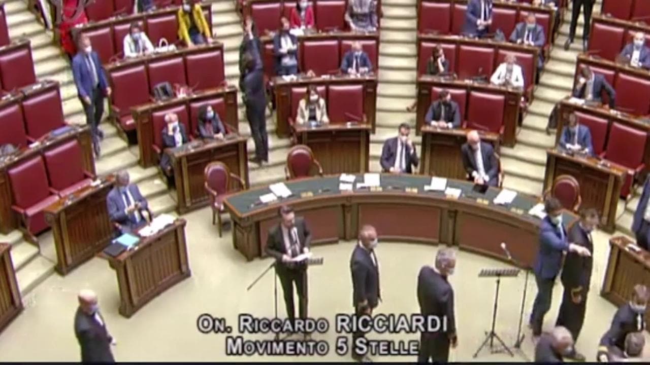Coronavirus, Ricciardi (M5s) attacca il modello Lombardia: scoppia la bagarre in Aula