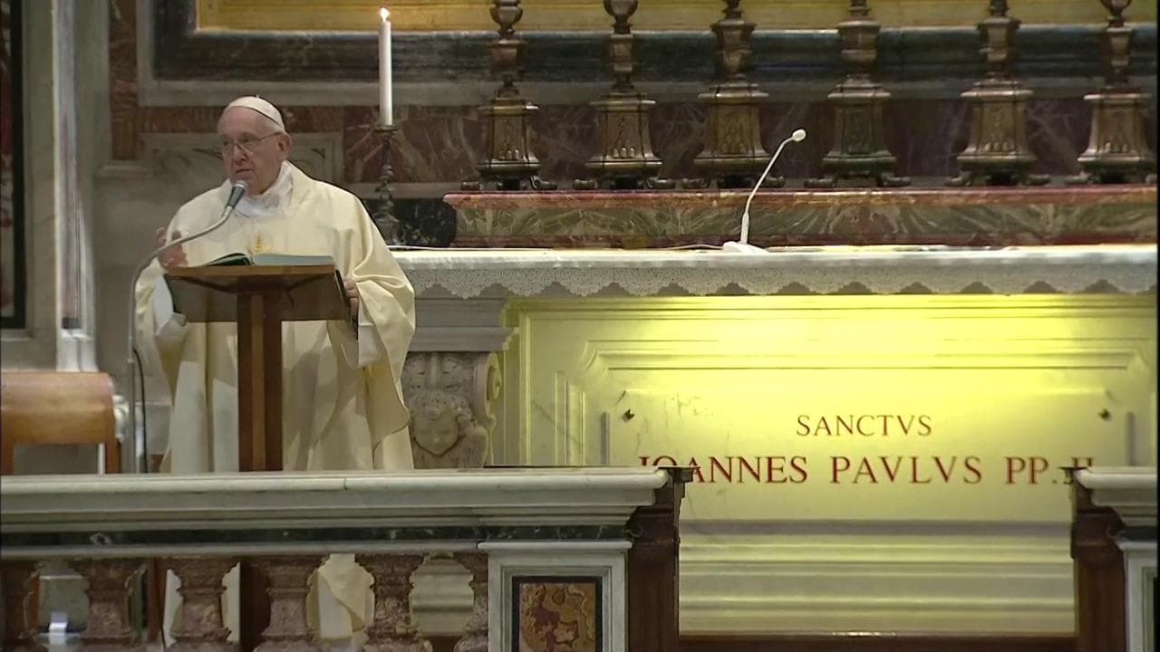 Papa Francesco celebra messa per centenario Wojtyla: "Il Signore 100 anni fa ha visitato il suo popolo"