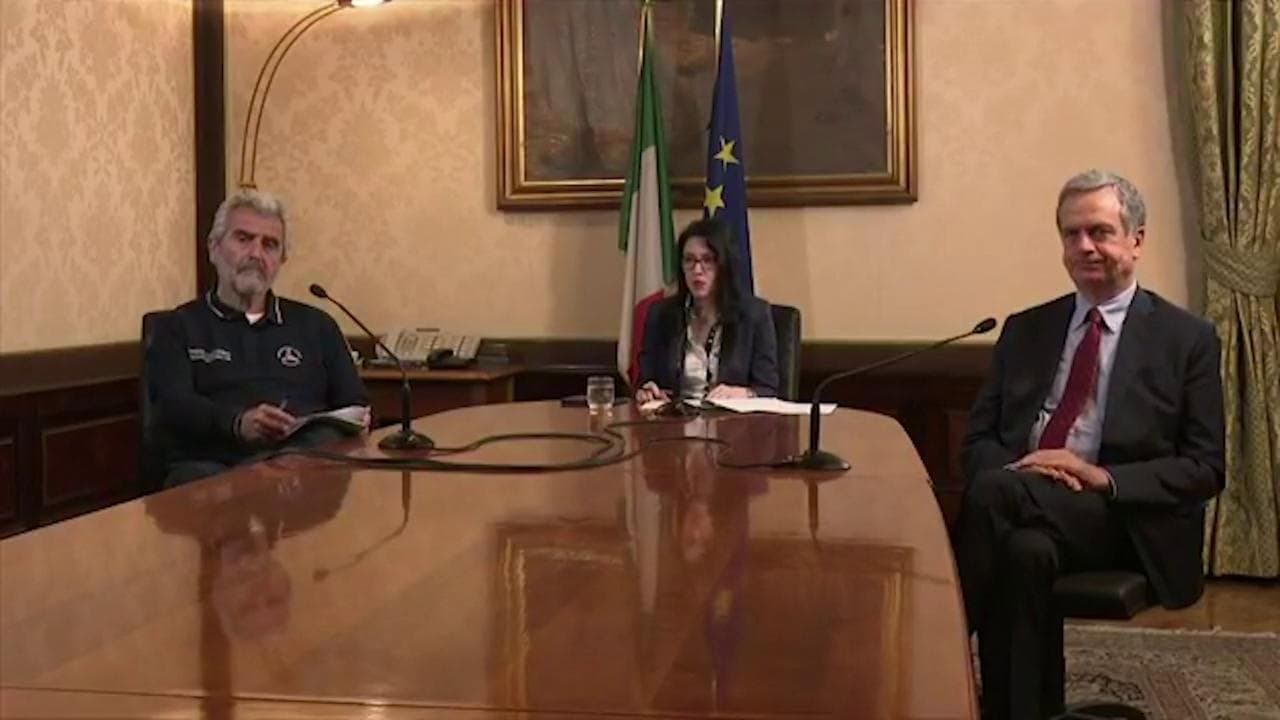 Esami di maturità, Azzolina: "Si parte il 17 giugno: niente scritto, solo colloquio in presenza"