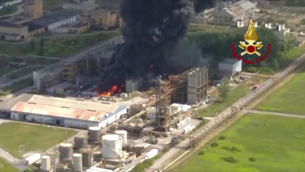 Venezia, incendio Marghera: la nube di fumo ripresa dall'elicottero dei vigili del fuoco