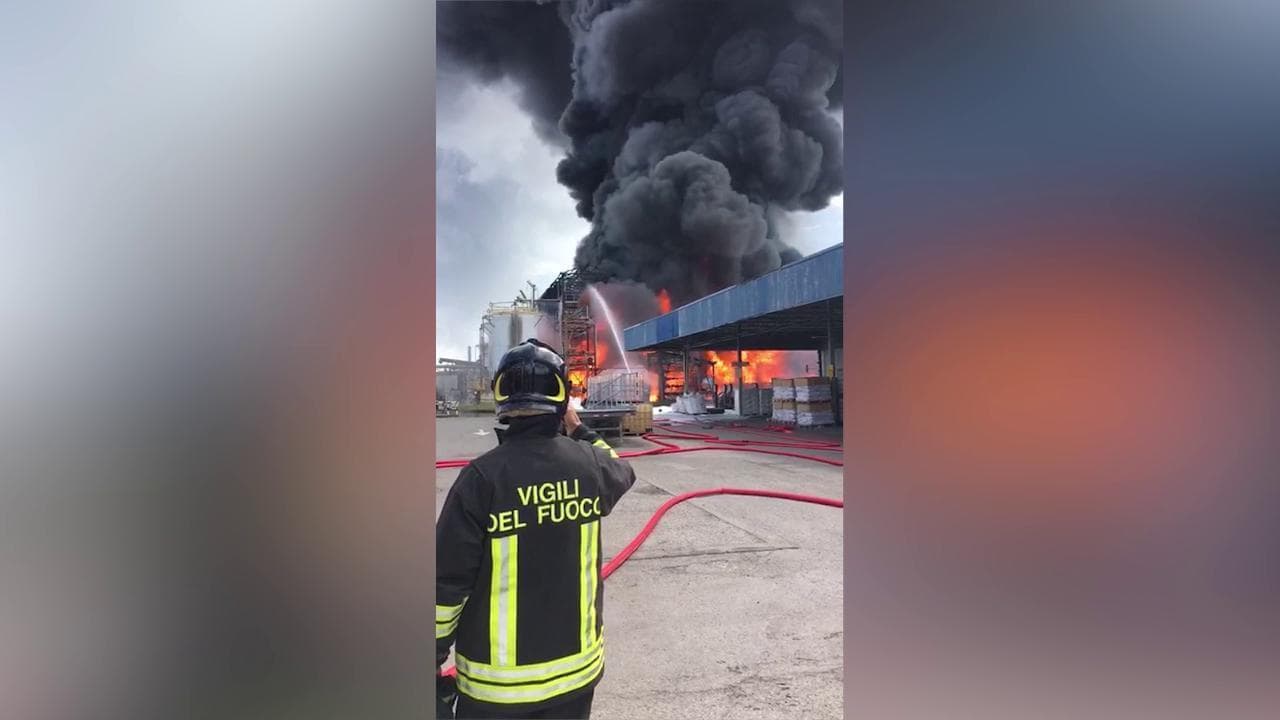 Venezia, incendio Marghera: i Vigili del Fuoco dentro lo stabilimento in fiamme