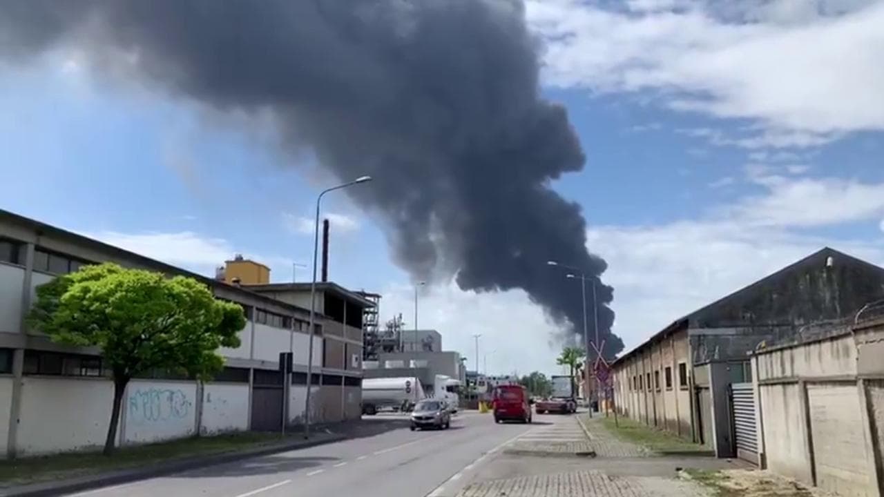 Venezia, incendio Marghera: l'enorme colonna di fumo visibile a chilometri di distanza