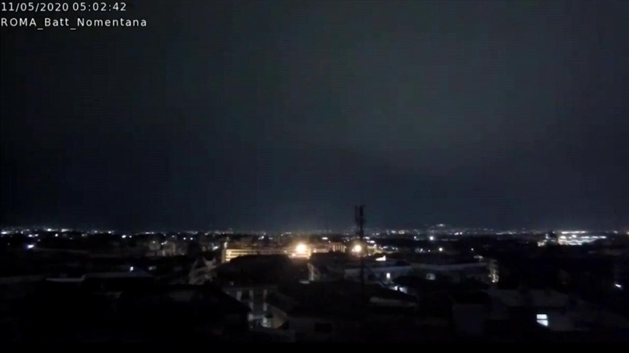 Terremoto a Roma, una webcam cattura il momento della scossa alle 5.03