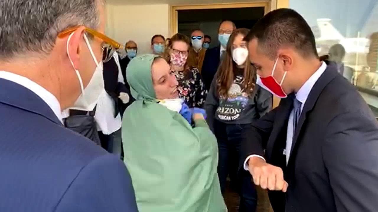 Roma, l'arrivo di Silvia Romano a Ciampino: l'abbraccio commovente con i genitori e la sorella