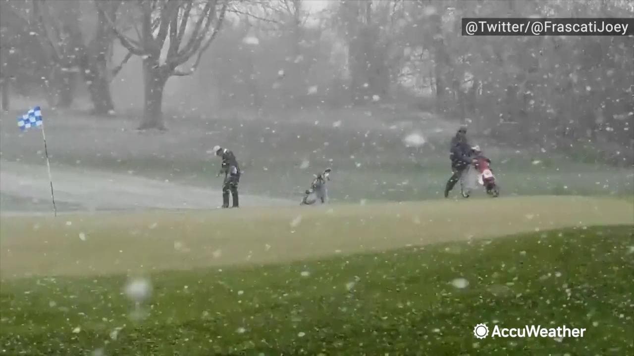 Usa, la nevicata non spaventa i golfisti: sul green si continua a giocare