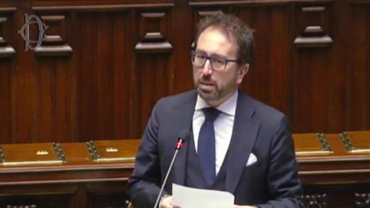 Carceri, Bonafede alla Camera: "Illazioni campate in aria, da sempre lotta alle mafie"