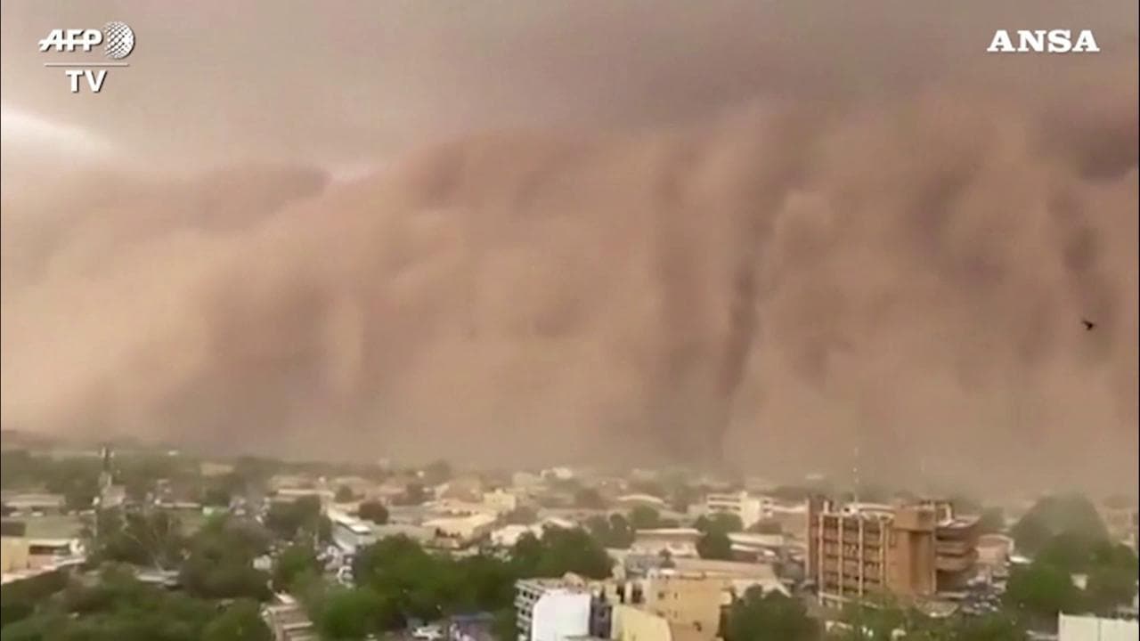 Niger, la capitale investita dalla tempesta: il muro di sabbia inghiotte la città