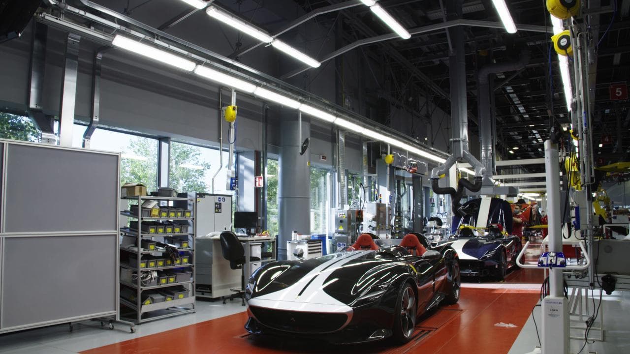 Il giorno del riavvio degli stabilimenti Ferrari a Maranello