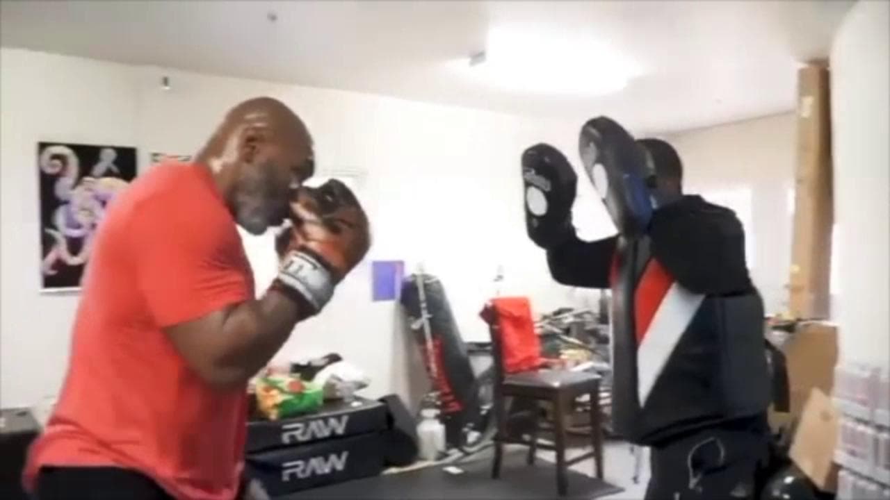 Boxe, Mike Tyson si allena per tornare a combattere: il suo destro fa ancora paura