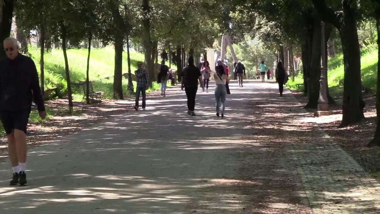 Fase 2, a Roma riaprono i parchi. Bambini, runner e anziani i primi ad arrivare: "Avevamo bisogno di libertà"
