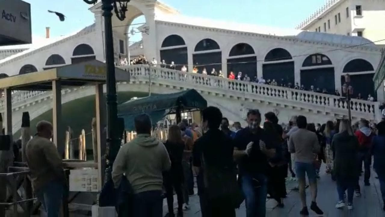 Coronavirus, Fase 2, a Venezia la protesta degli imprenditori sul ponte di Rialto: "Vogliamo riaprire"