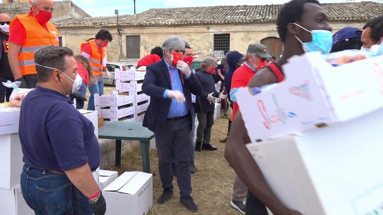 Primo maggio, i sindacati donano cibo ai braccianti della tendopoli di Cassabile