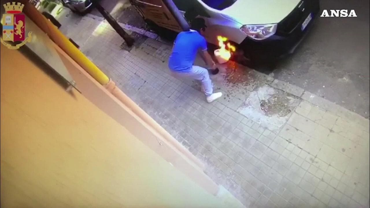 Lascia commento negativo sul ristorante: il titolare gli incendia il furgone