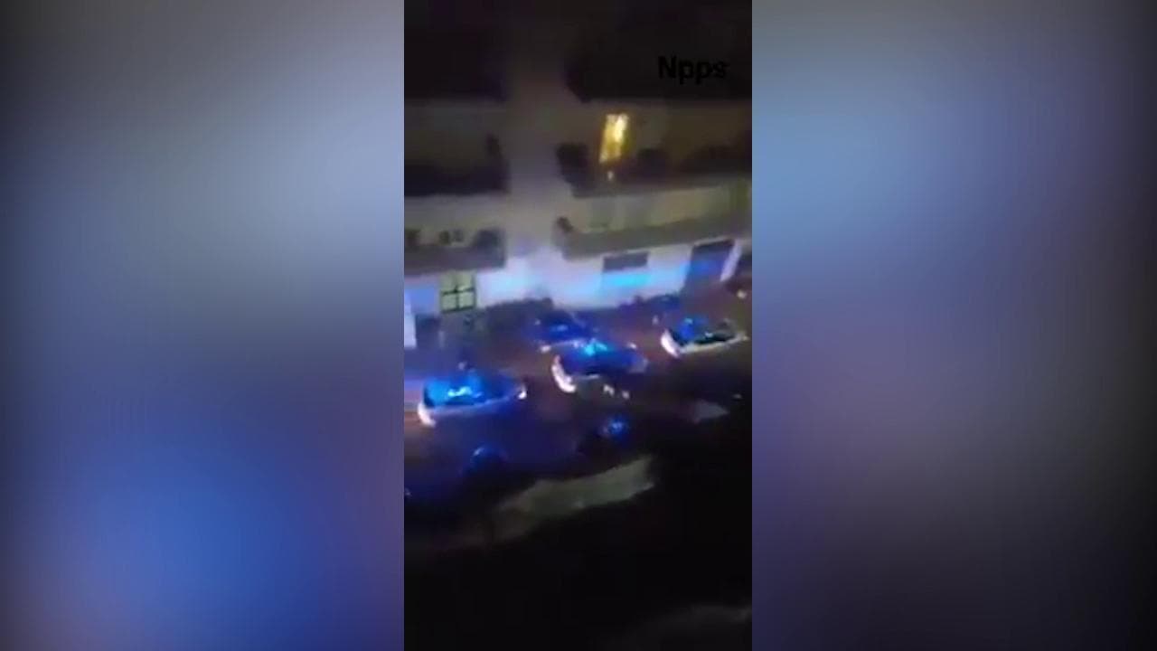 Napoli, l'omaggio dei poliziotti sotto casa del collega ucciso: lo strazio dei familiari