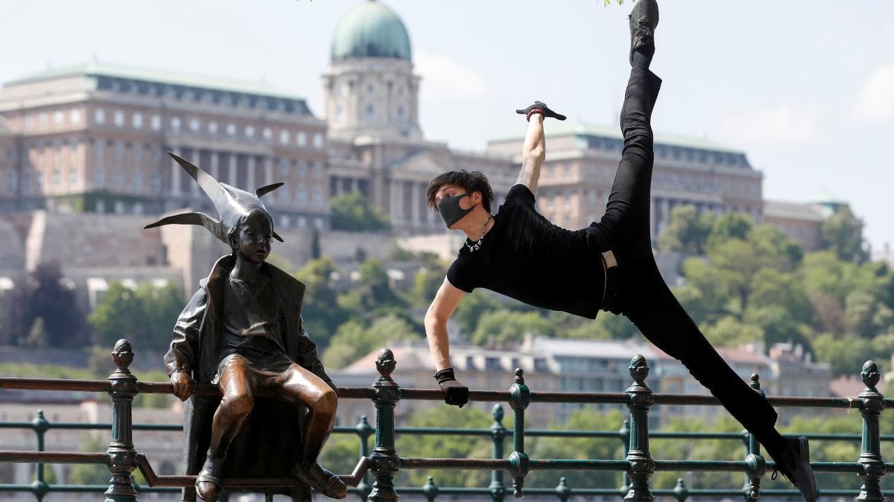 Coronavirus, una performance nelle piazze vuote di Budapest: l'omaggio del ballerino per la Giornata della danza