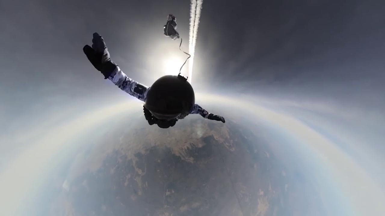 Artico, il lancio stratosferico dei parà russi dalle nuvole al ghiaccio. La prova di forza di Mosca