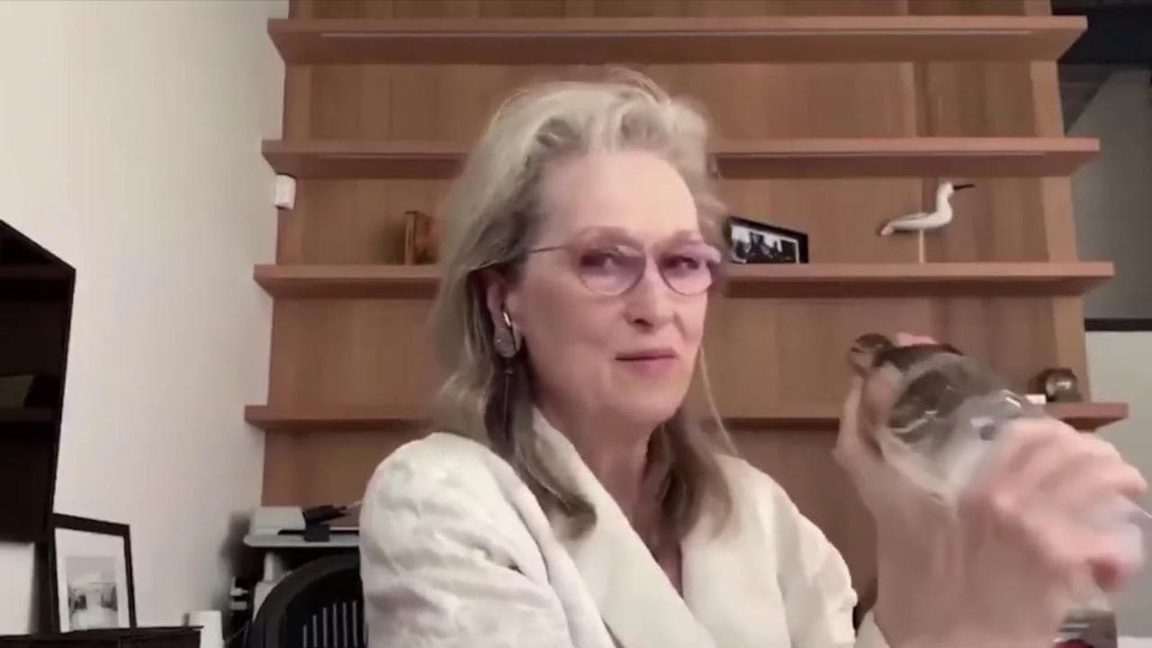 Coronavirus, Meryl Streep inedita per il lockdown: canta in accappatoio e beve scotch dalla bottiglia