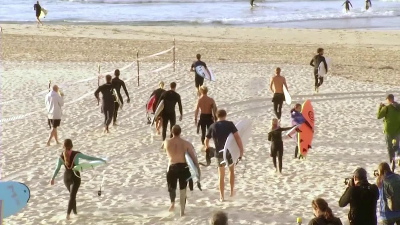 Australia, riapre Bondi Beach: la corsa dei surfisti verso le onde