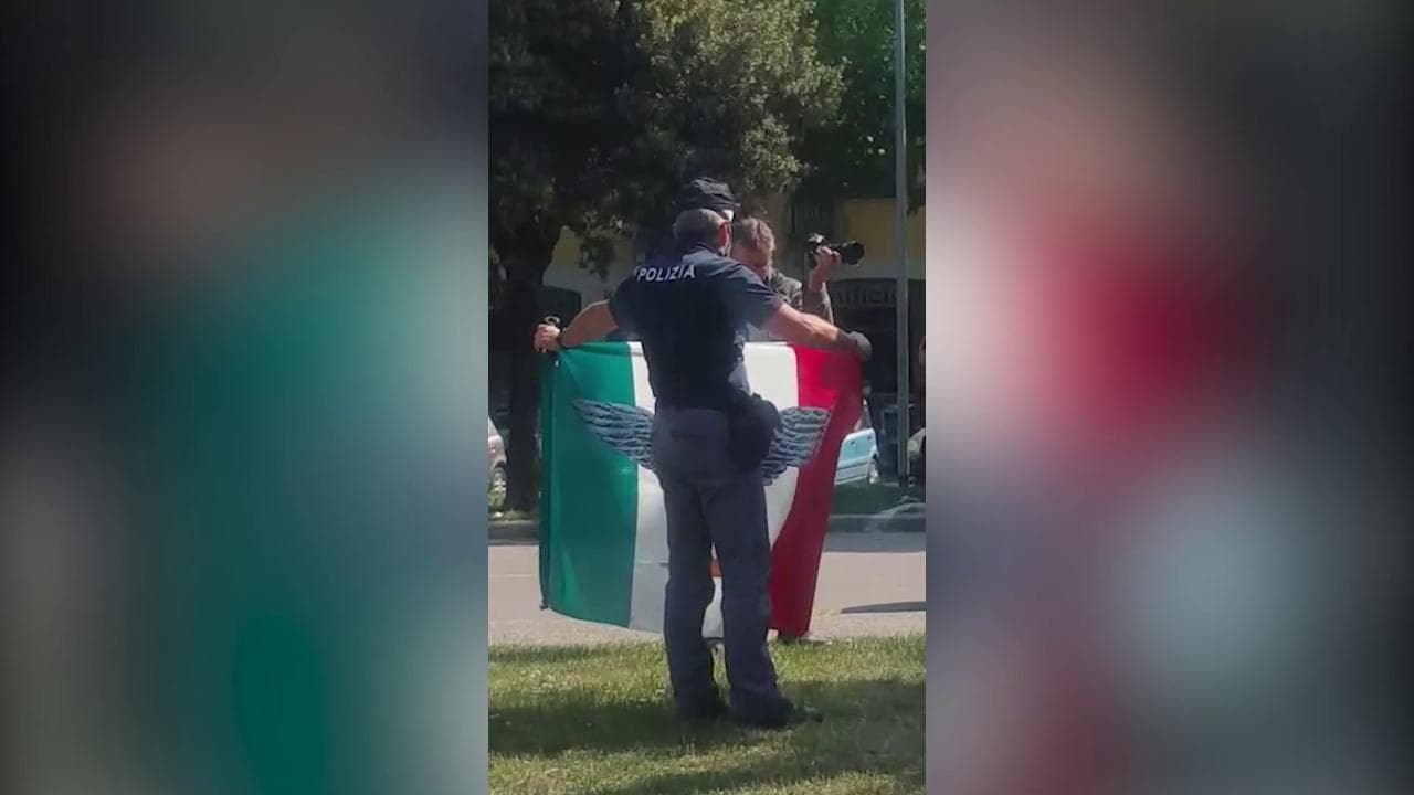 25 aprile, a Verona polizia interviene per togliere una bandiera Rsi davanti lo stadio Bentegodi