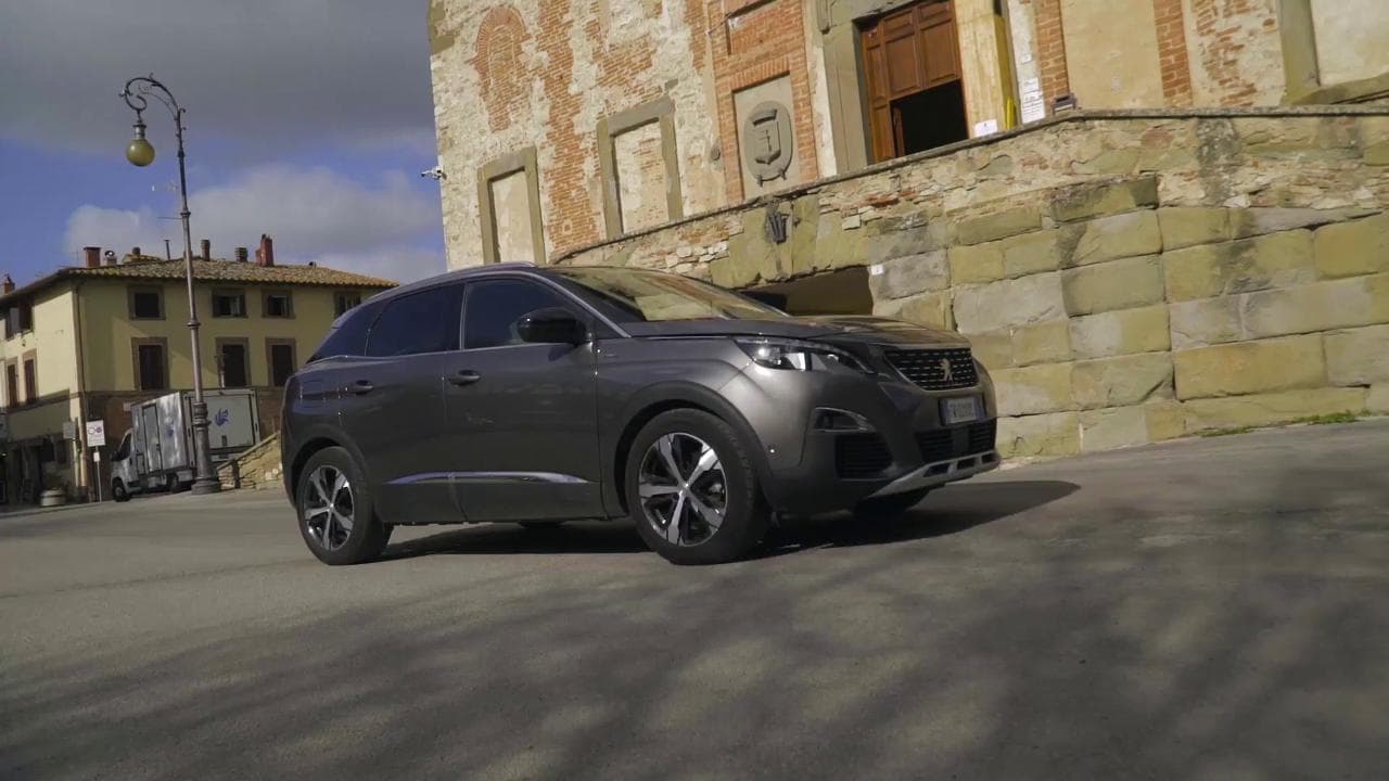 Con la nuova Peugeot 3008 a bordo lago