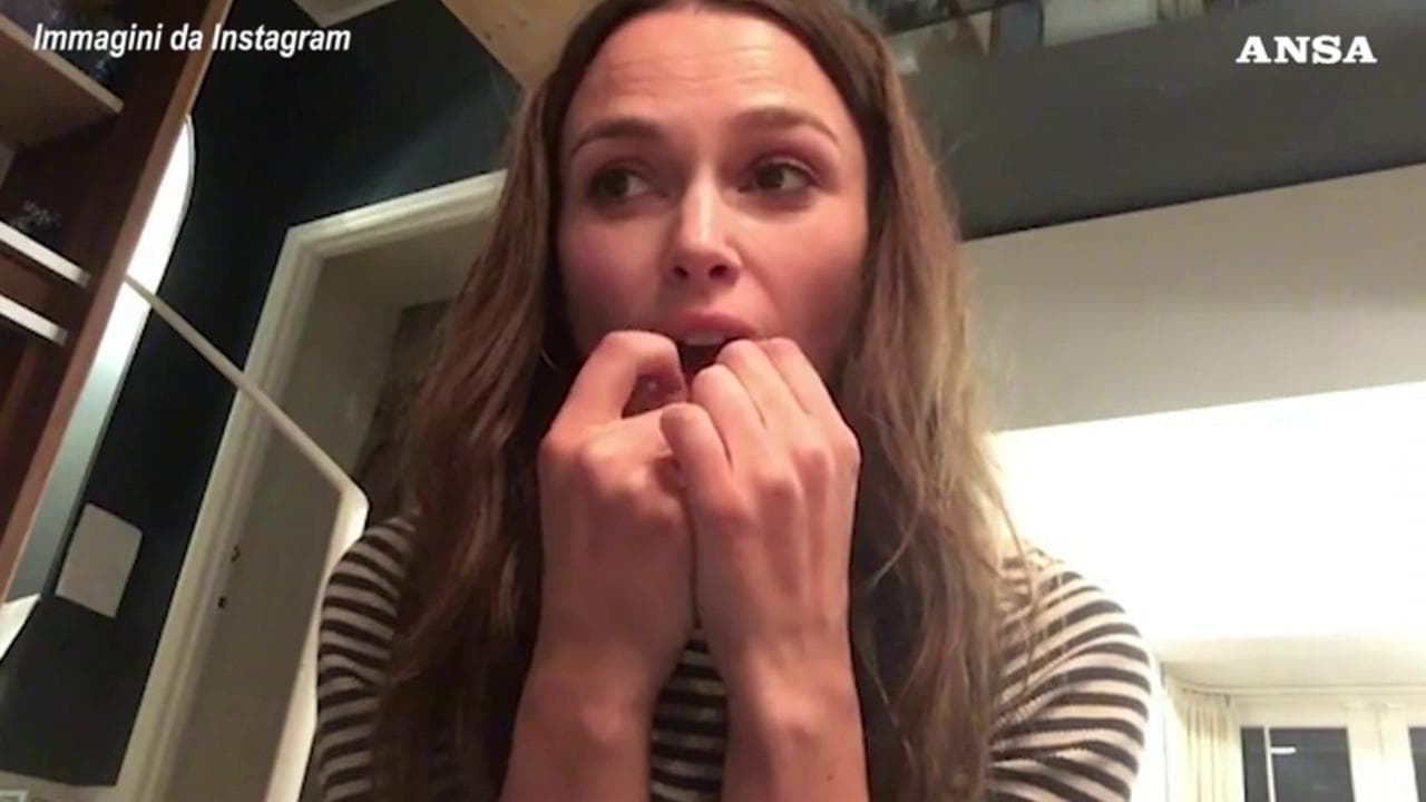 Coronavirus, Keira Knightley suona "Yesterday" con i denti