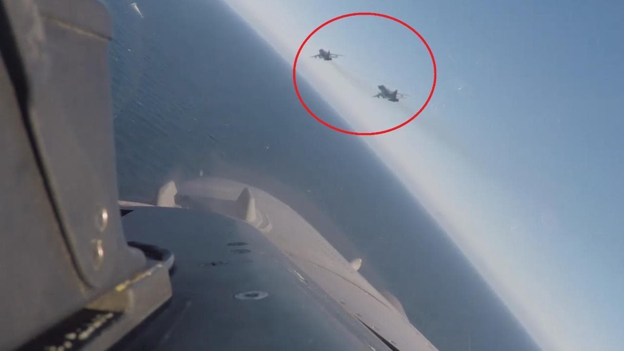 Mar Baltico, l'F-16 belga intercetta due caccia russi in volo sulla nave da guerra americana