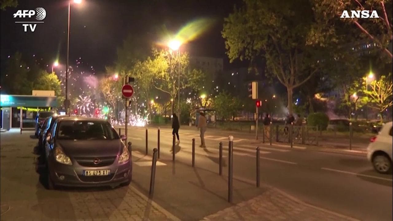 Francia, proteste a Parigi durante il lockdown: i fuochi d'artificio contro la polizia