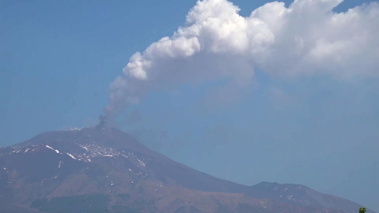 Sicilia, l'Etna è in eruzione: fontane di lava e colonna di fumo