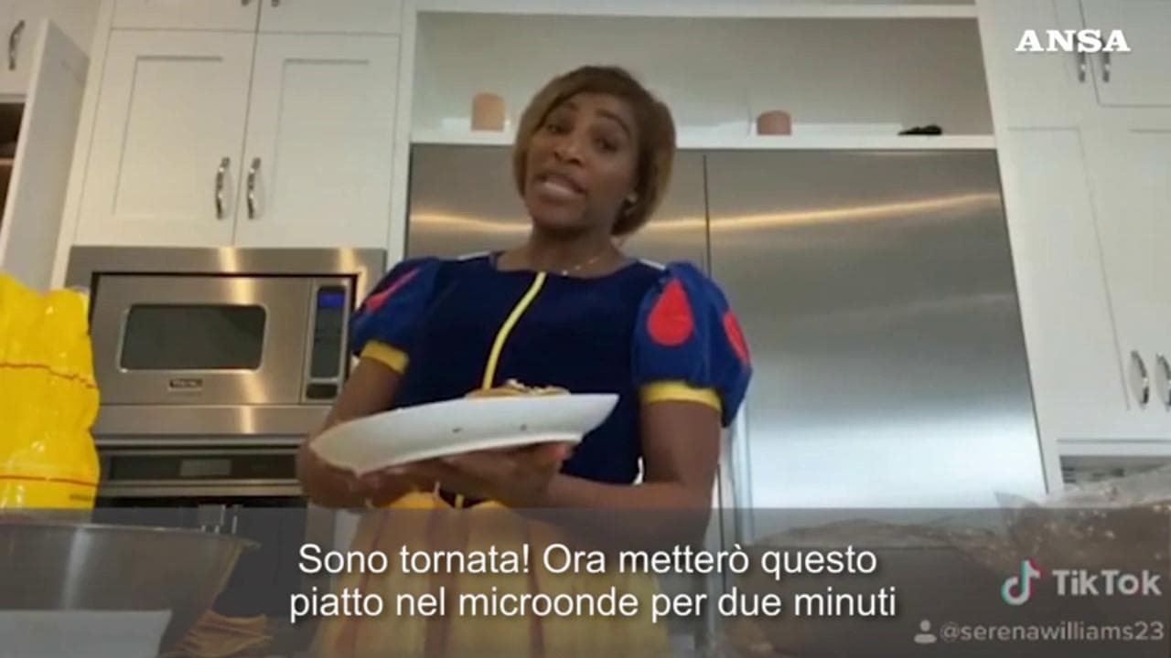 Serena Williams, quarantena in cucina vestita da Biancaneve: "Ma l'abito non mi entra più"