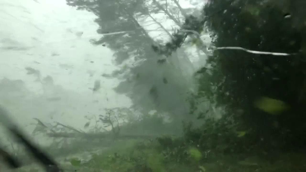 Usa, prendono la macchina e si trovano dentro un tornado: il video dall'interno dell'auto