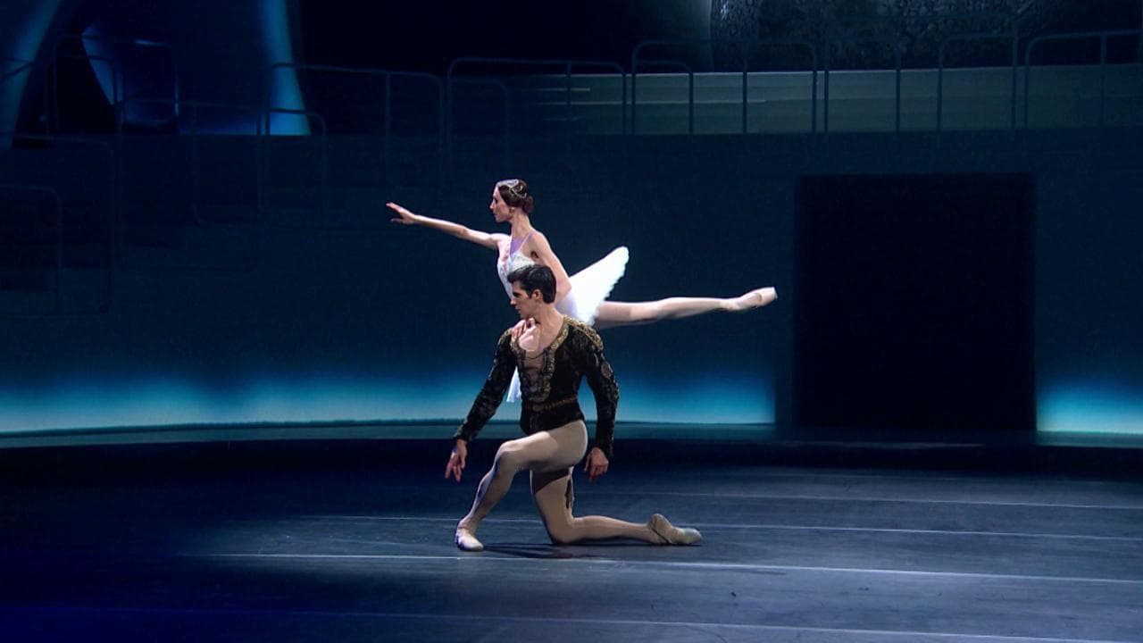 Roberto Bolle barbuto: "Vi aspetto al Bolle show per una serata speciale"