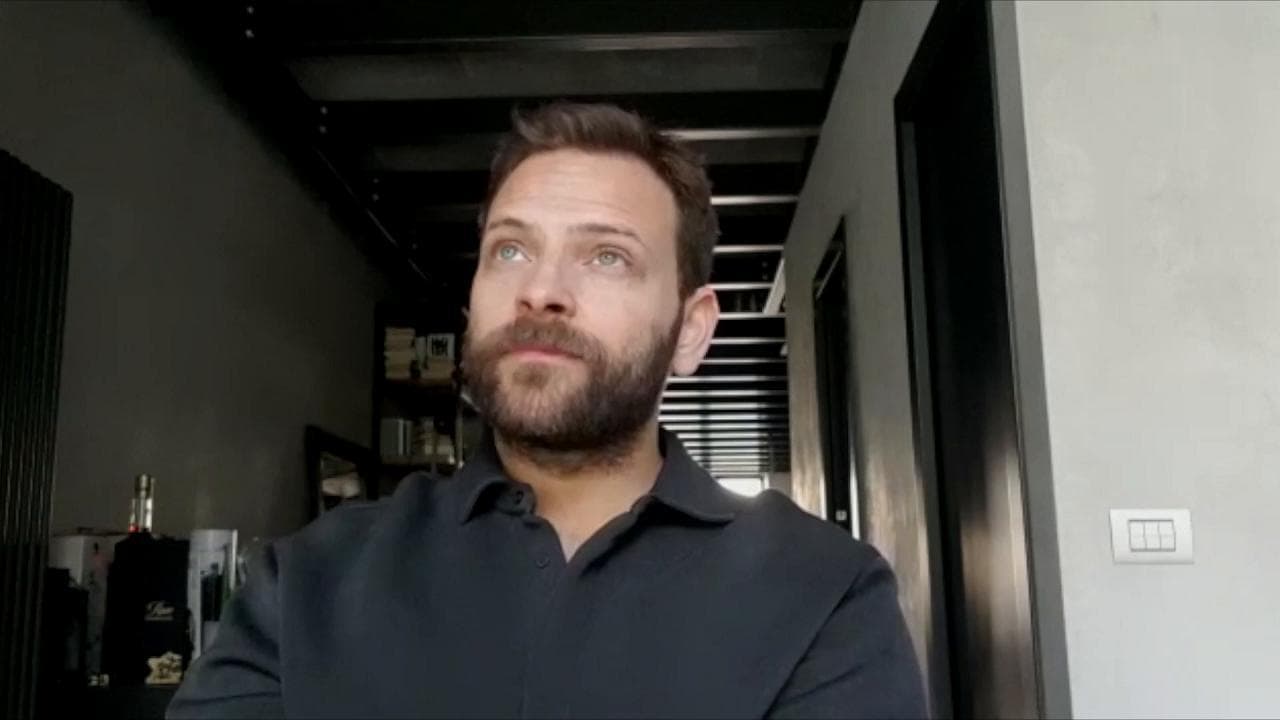 'Diavoli', Alessandro Borghi nella trincea del denaro. La videointervista