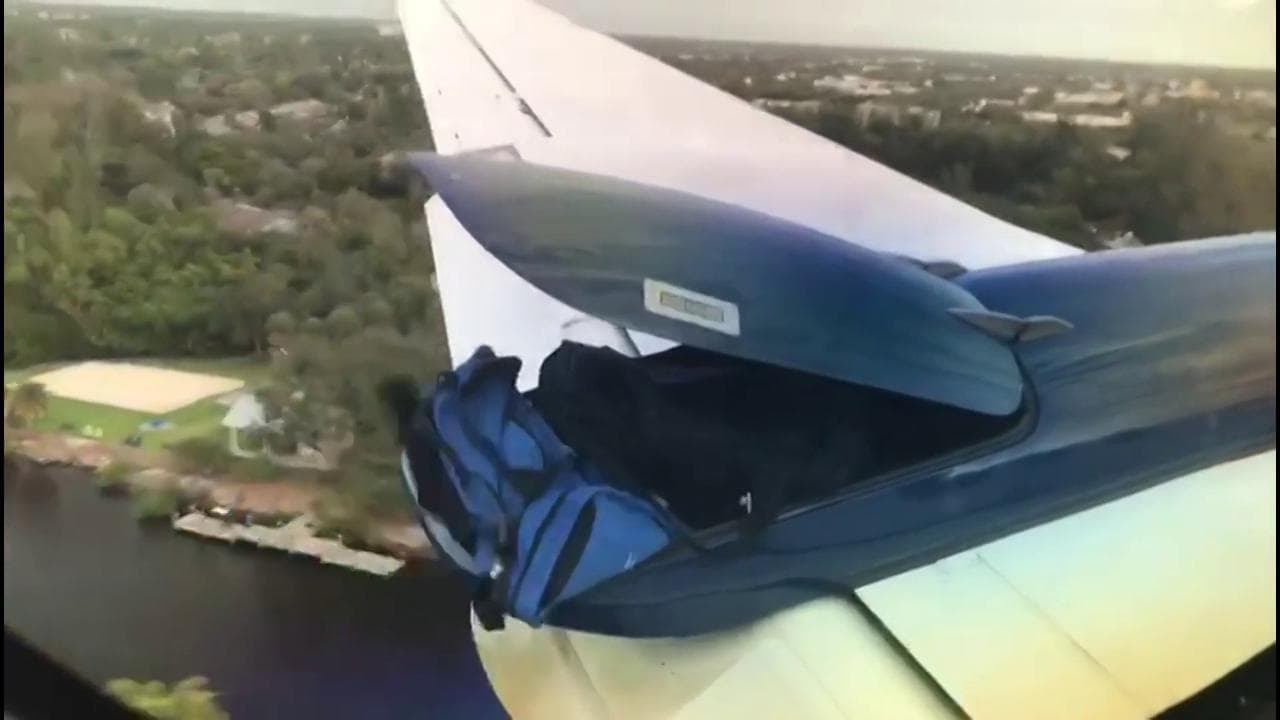 Il video girato dal finestrino di un aereo: i bagagli stanno per volare di sotto
