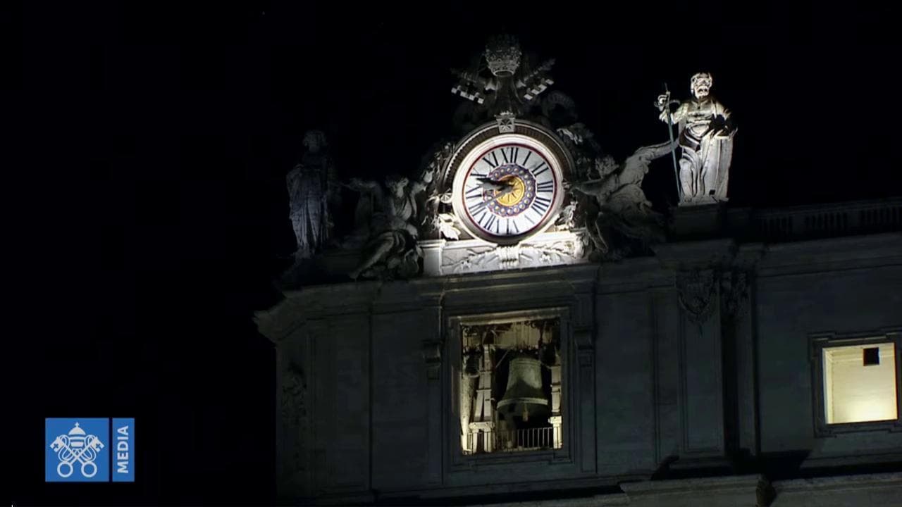 San Pietro, veglia pasquale: suonano le campane nella piazza vuota