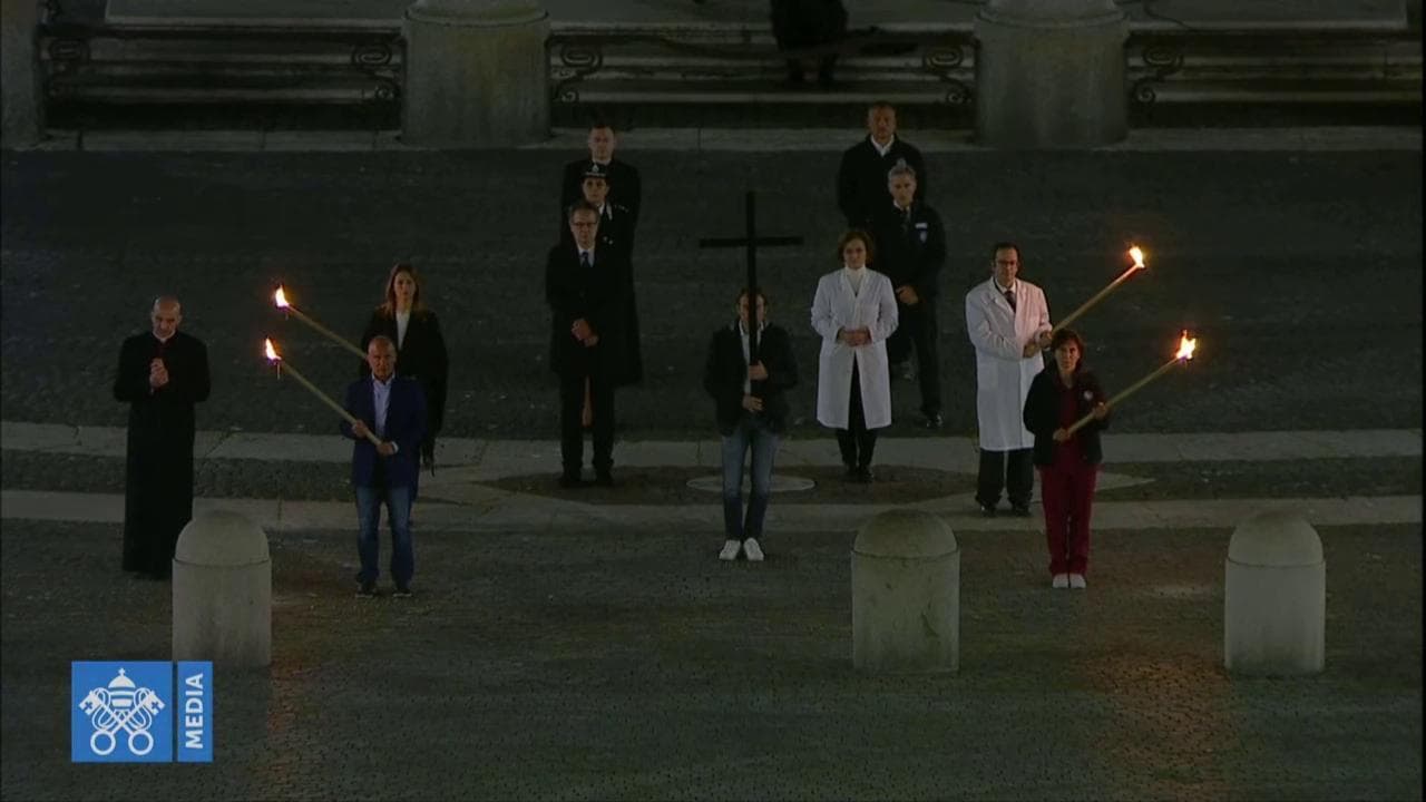 Via Crucis: ex detenuti, medici e infermieri portano la croce in Piazza San Pietro deserta