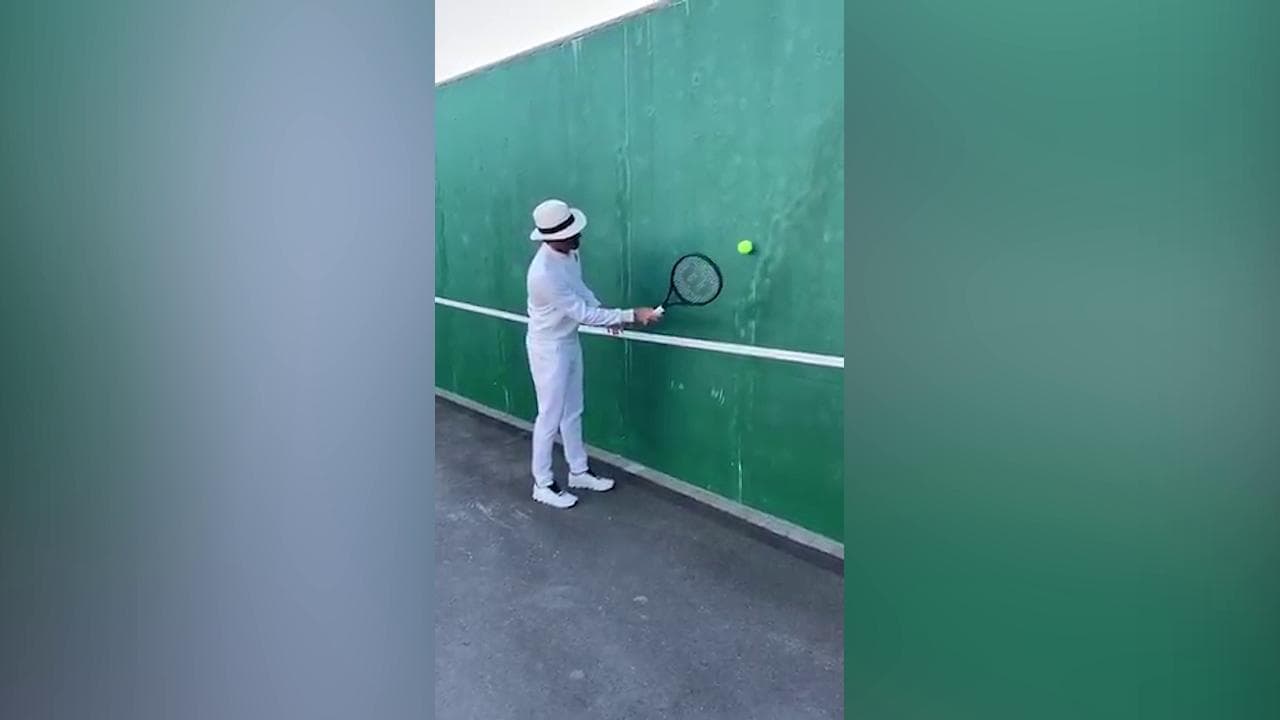 Coronavirus, tutti provano a palleggiare come Federer ma il suo cappello è insuperabile