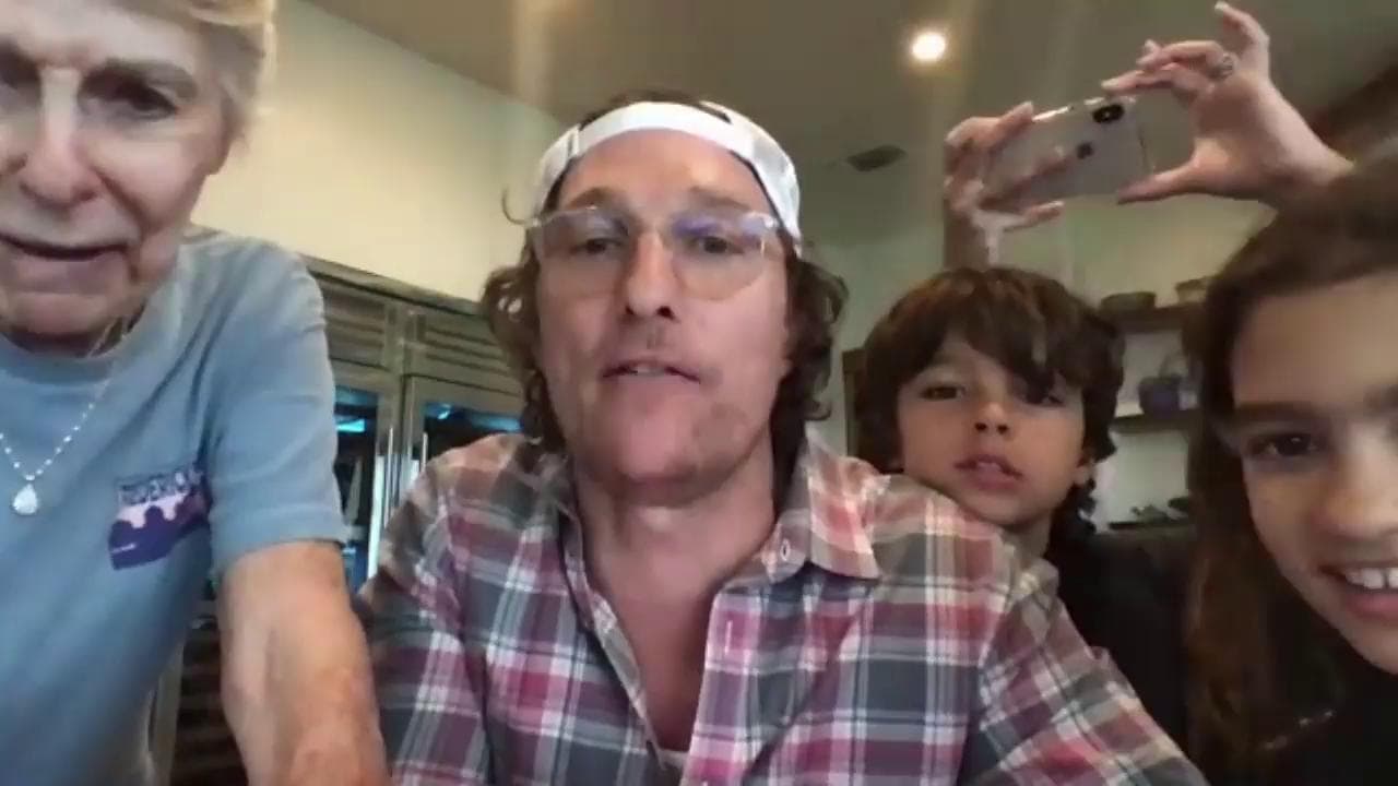 Usa, il Bingo della casa di riposo mai così divertente: a estrarre i numeri c'è Matthew McConaughey