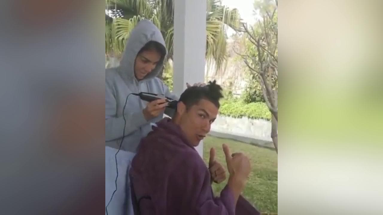 Coronavirus, stare a casa con stile: Georgina taglia i capelli a Ronaldo
