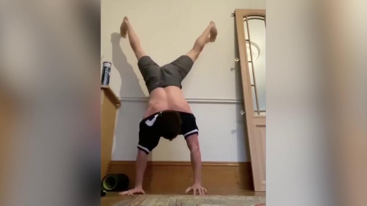 #HandstandChallenge, Tom Holland lancia la sfida ai vip e la risposta di Ryan Reynolds diverte tutti