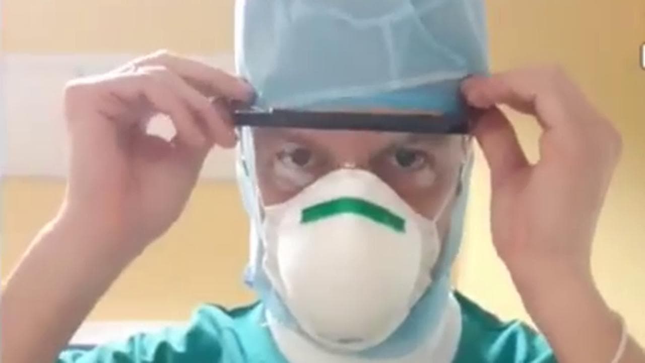 Coronavirus, l'infermiere si prepara al turno in ospedale sulle note di Vasco: il video è da brividi