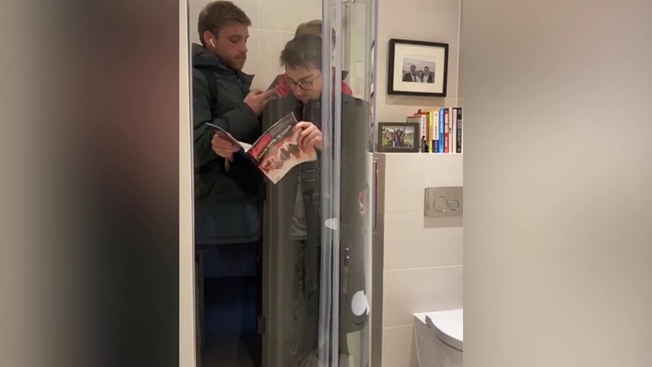 Coronavirus, nostalgia del metrò a Londra: tre amici ricreano un vagone nella doccia di casa