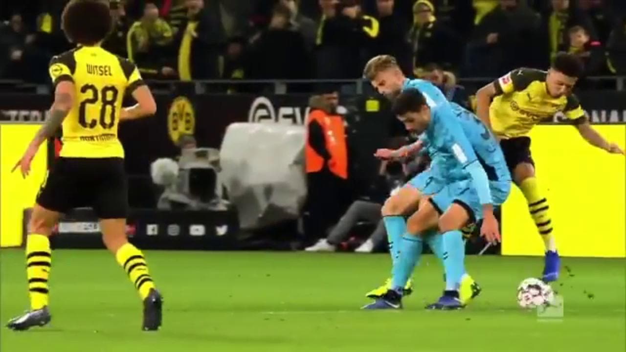Coronavirus, il distanziamento sociale spiegato con i dribbling di Jadon Sancho del Borussia Dortmund
