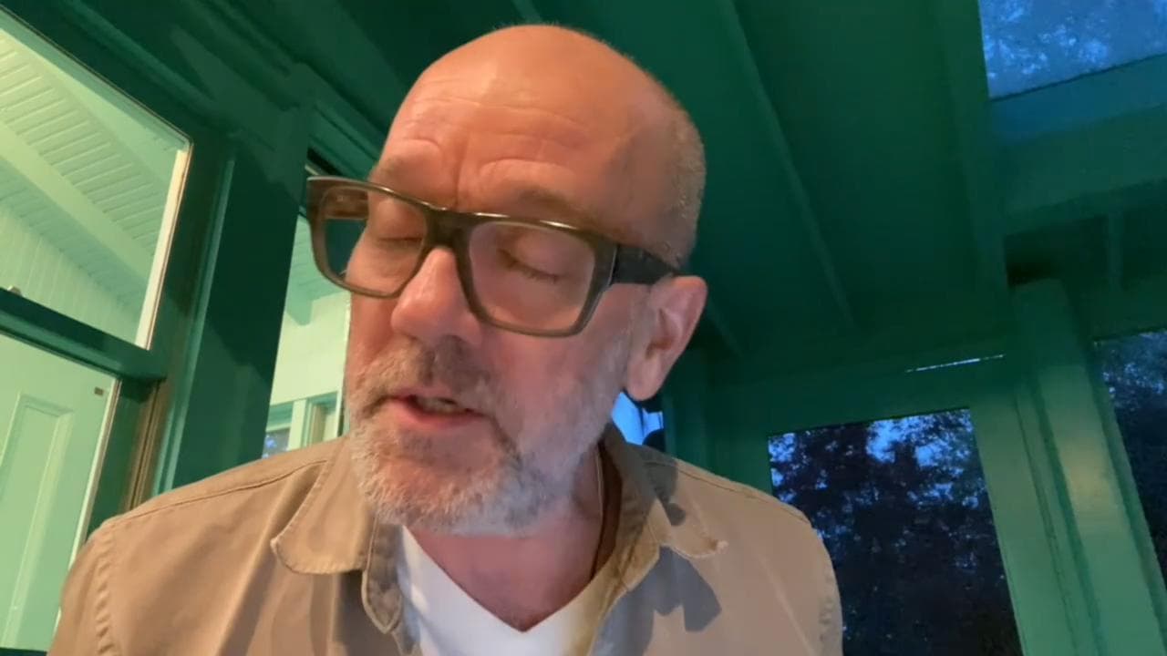 Michael Stipe canta da casa una canzone inedita: "No Time For Love Like Now" invita ad amare mai come ora