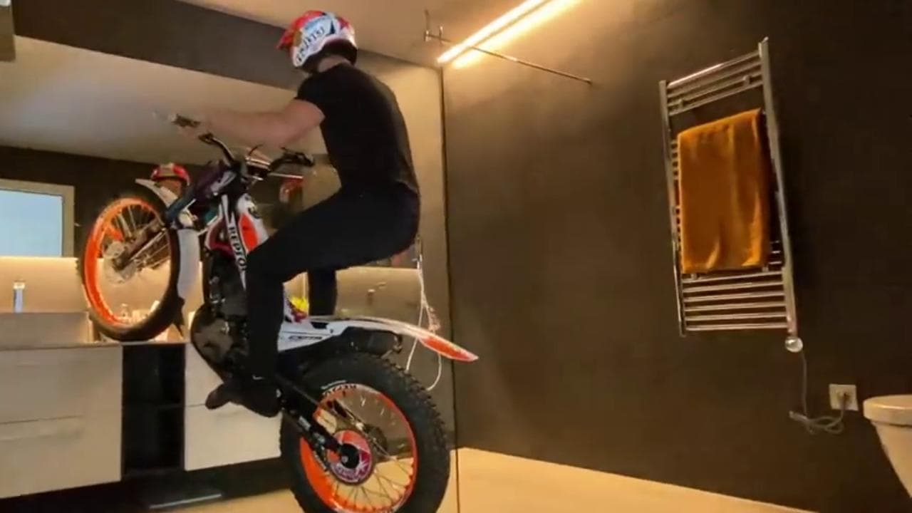 Coronavirus, quarantena con la moto in casa: il campione del mondo Toni Bou fa show