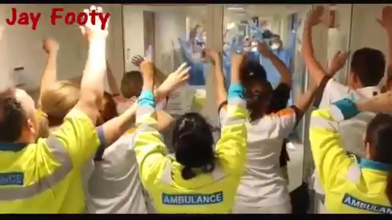 Coronavirus, i medici cantano l'inno del Liverpool in ospedale: Klopp si commuove