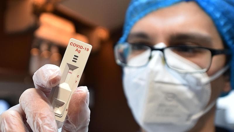 In una foto d'archivio, un operatore sanitario controlla un tampone rapido, 5 agosto 2022. ANSA/ALESSANDRO DI MARCO