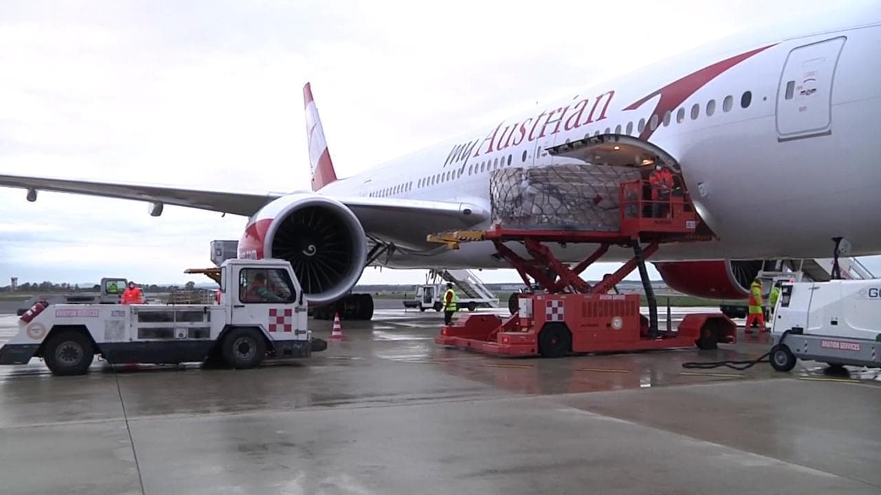 Coronavirus, atterrato a Fiumicino aereo con 2mln e 600mila mascherine proveniente dalla Cina
