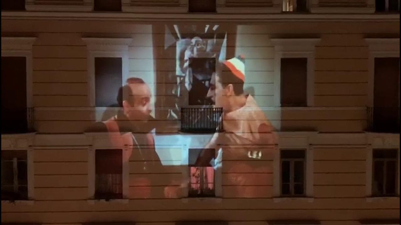 Moretti, Totò, Anna Magnani: il cinema da casa è proiettato sui muri dei palazzi
