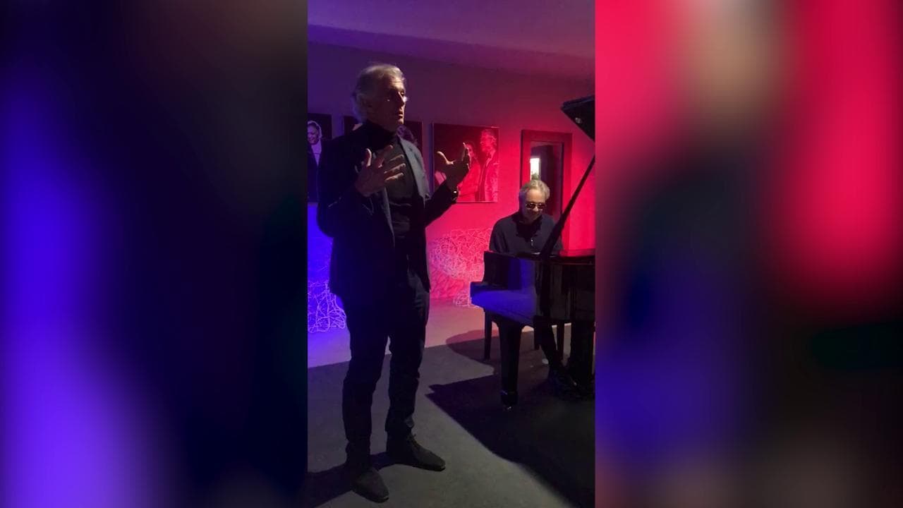 Giornata mondiale della Poesia, l'improvvisazione di Bocelli al piano per i versi di Borges